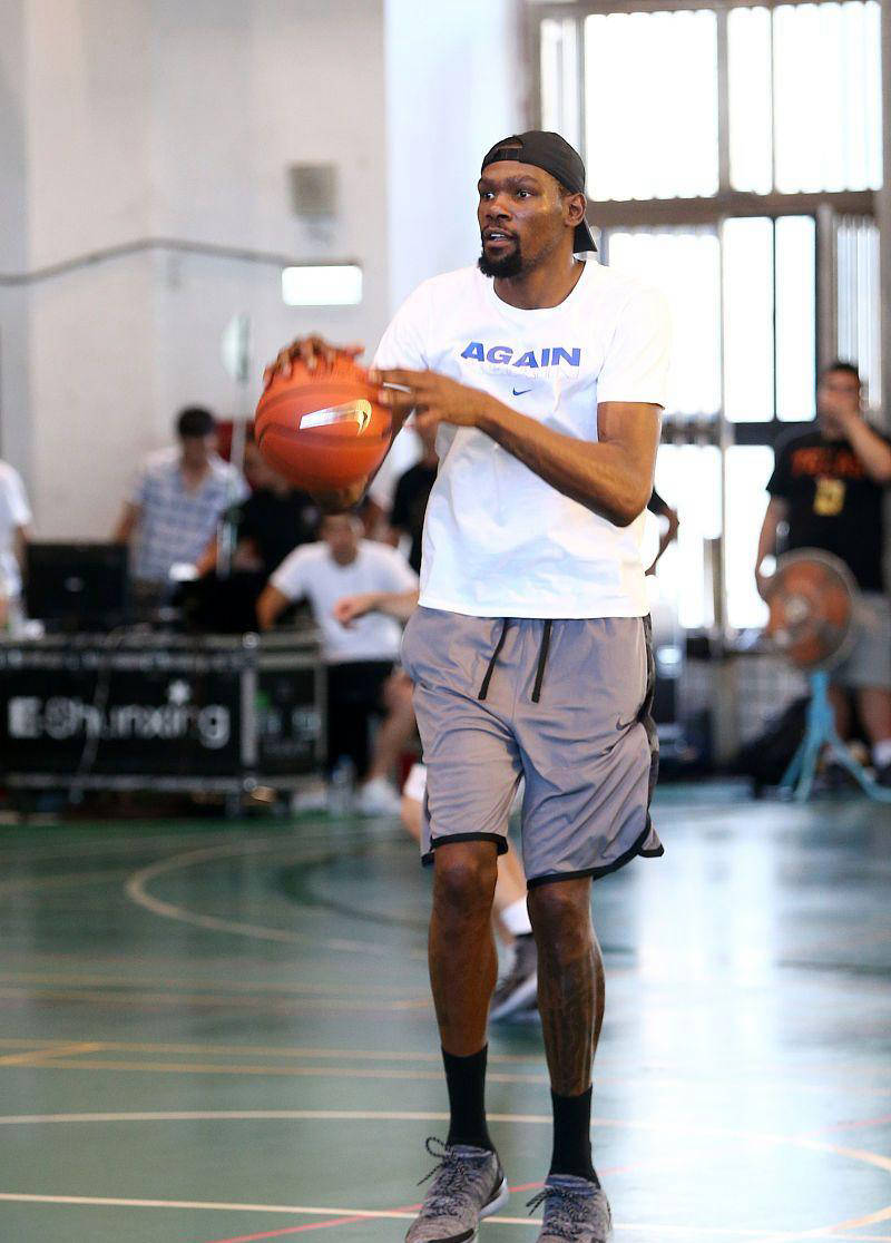 包含NBA传闻：太阳队内部人士称凯文·杜兰特交易“非常接近”的词条