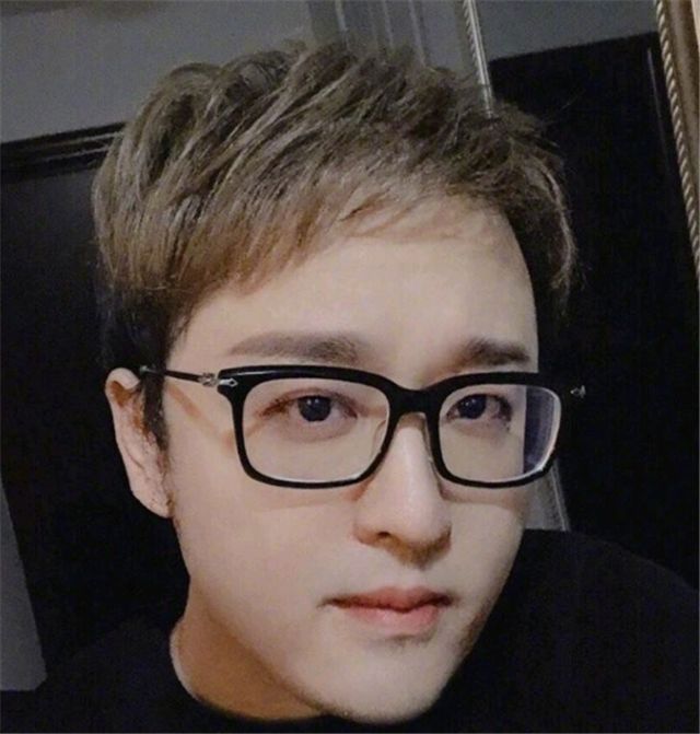 包含【直播】西卡：为什么没有有一个人敢上去开团啊？全是蛆吗都在后面看？50亮502回复英雄联盟的词条